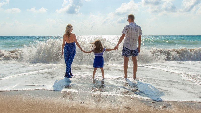 一家人去海边旅游